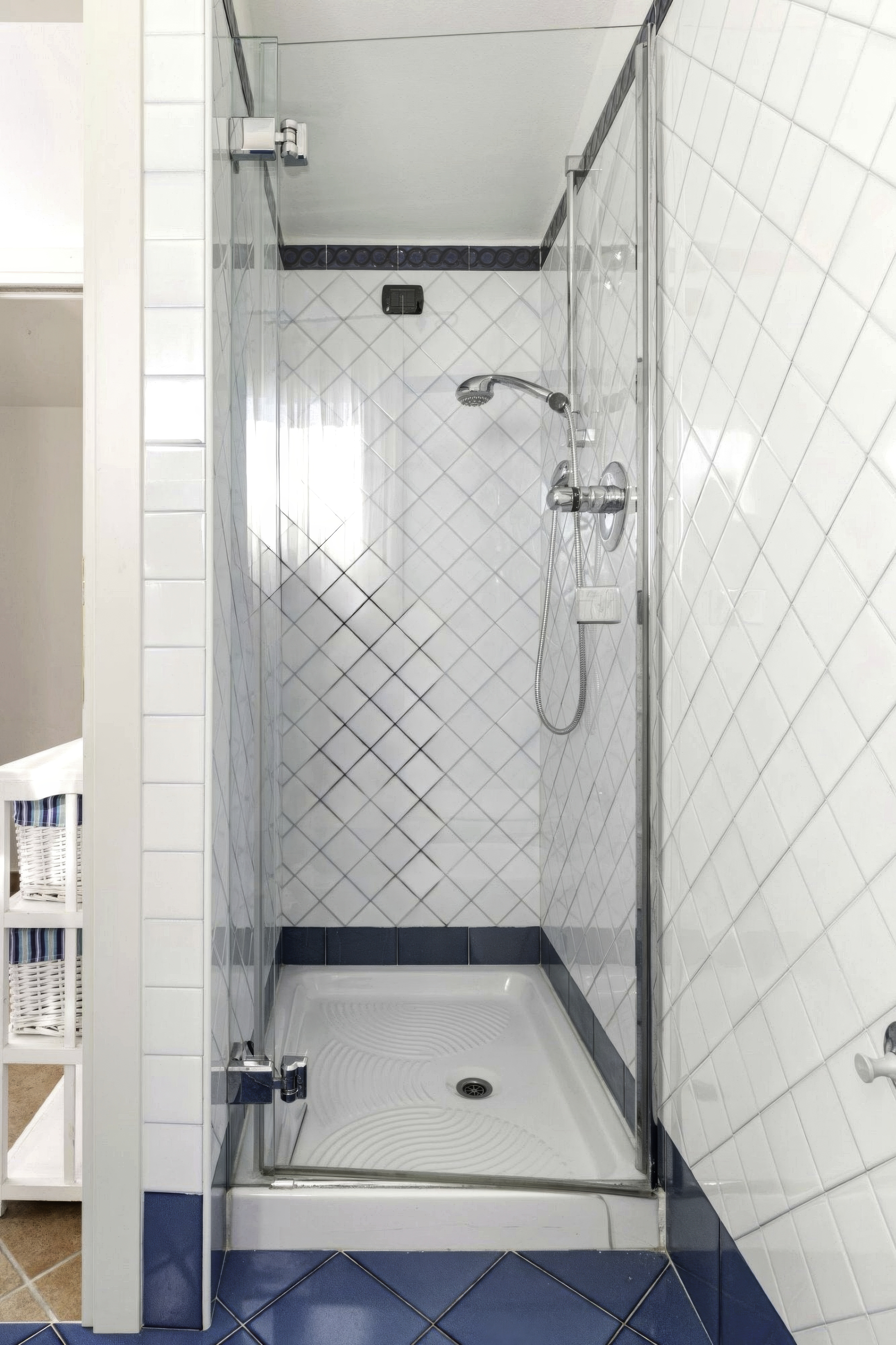 Villa Albarella bathroom 1